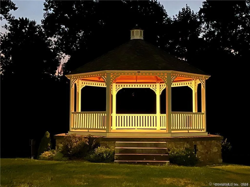 75 Gleneagle Road, Middlebury, CT