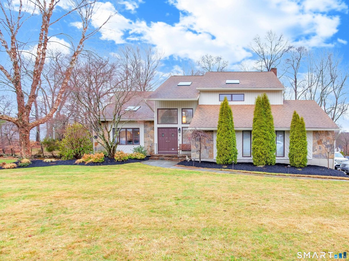 8 Lomartra Lane, Branford, CT
