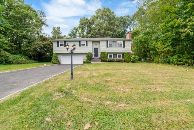 38 East Ridge Drive, Middlebury, CT