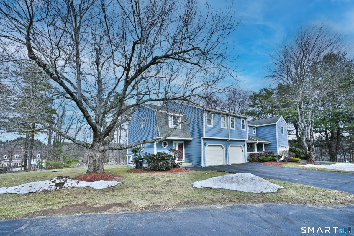 8 Village Green Road, Sturbridge, CT