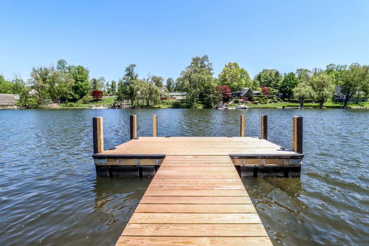 38 North Lake Shore Drive, Brookfield, CT