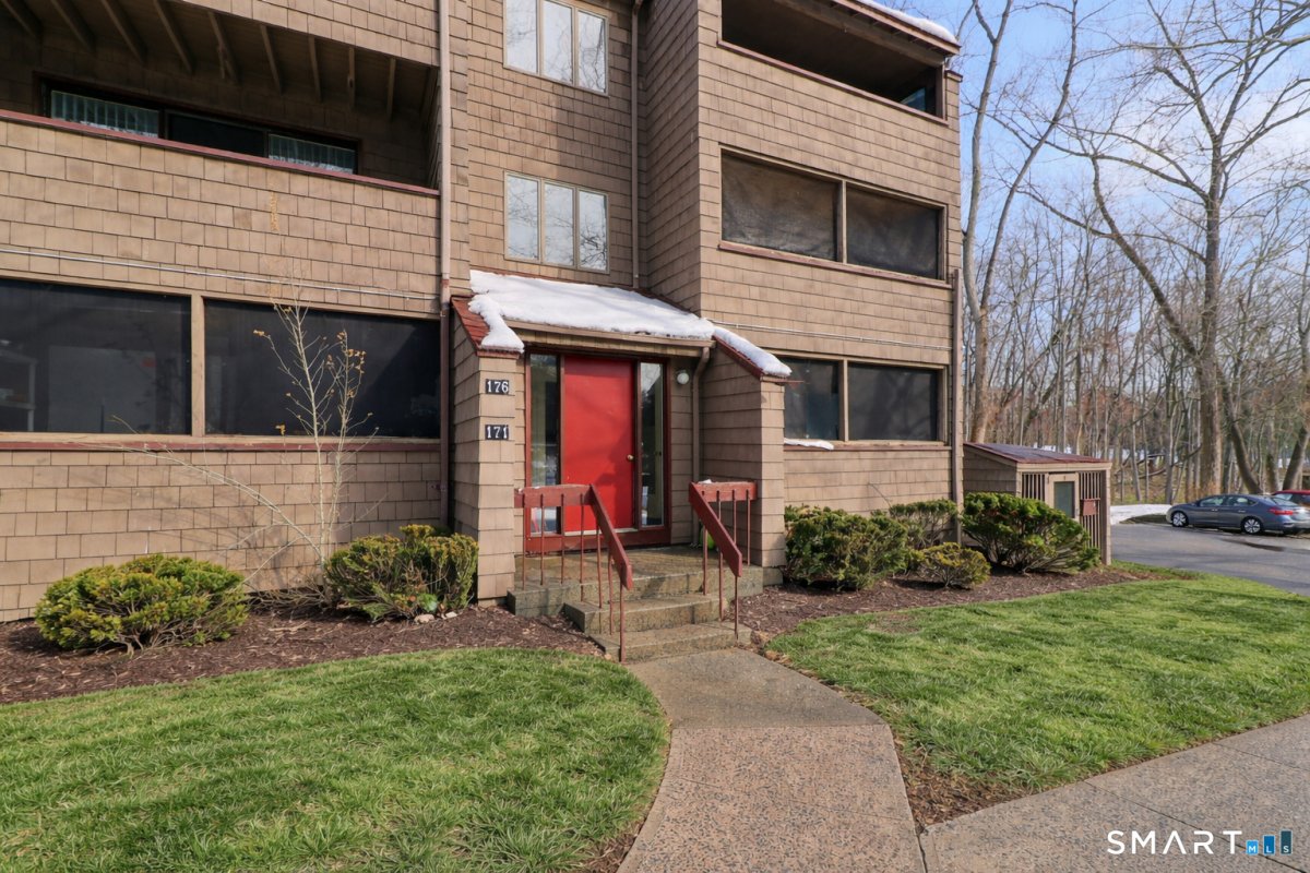 172 Towne House Road #172, Hamden, CT