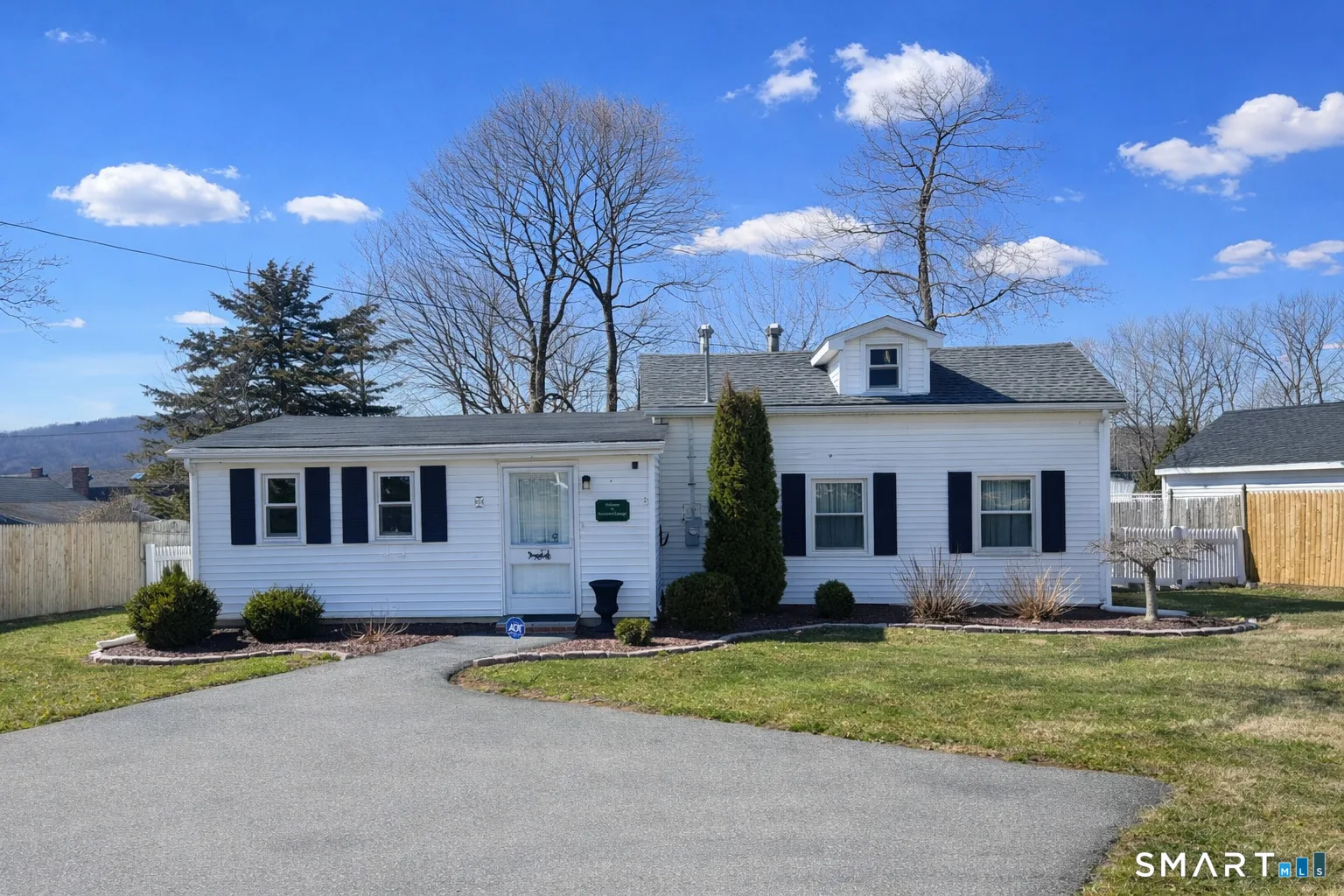 6 Lakeview Place, Middlefield, CT