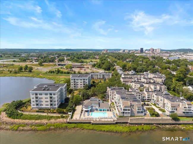 13 Harbour Close #13