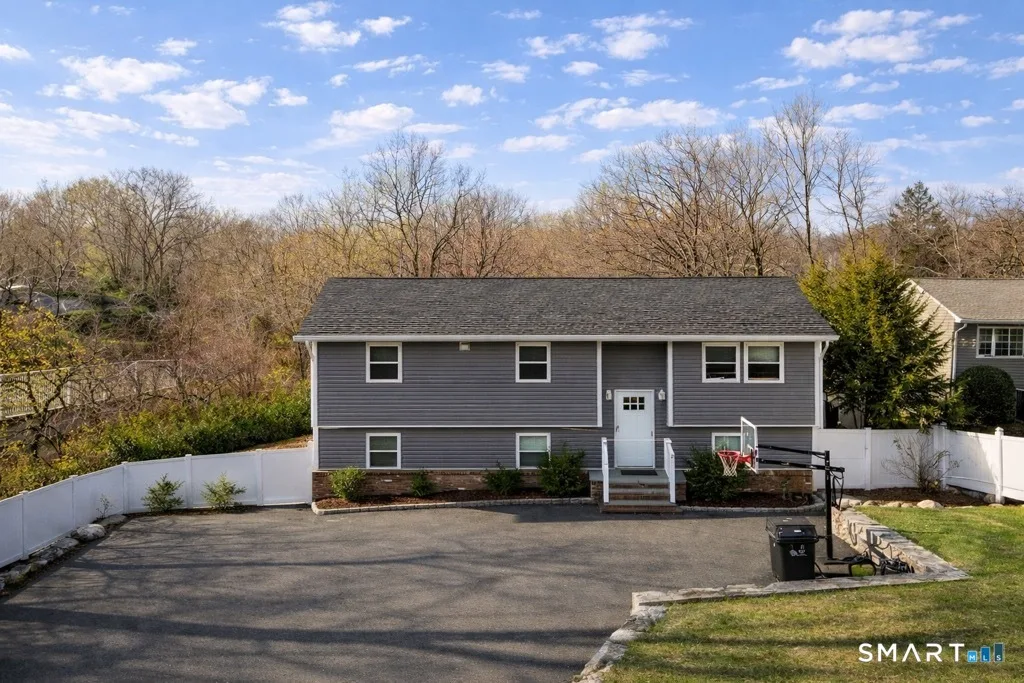 26 Three Lakes Drive, Stamford, CT