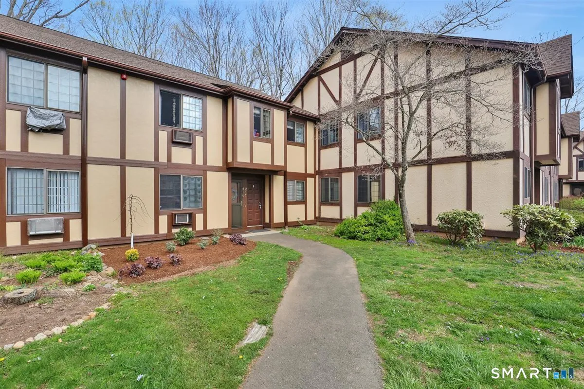 215 Foxwood Lane, Milford, CT