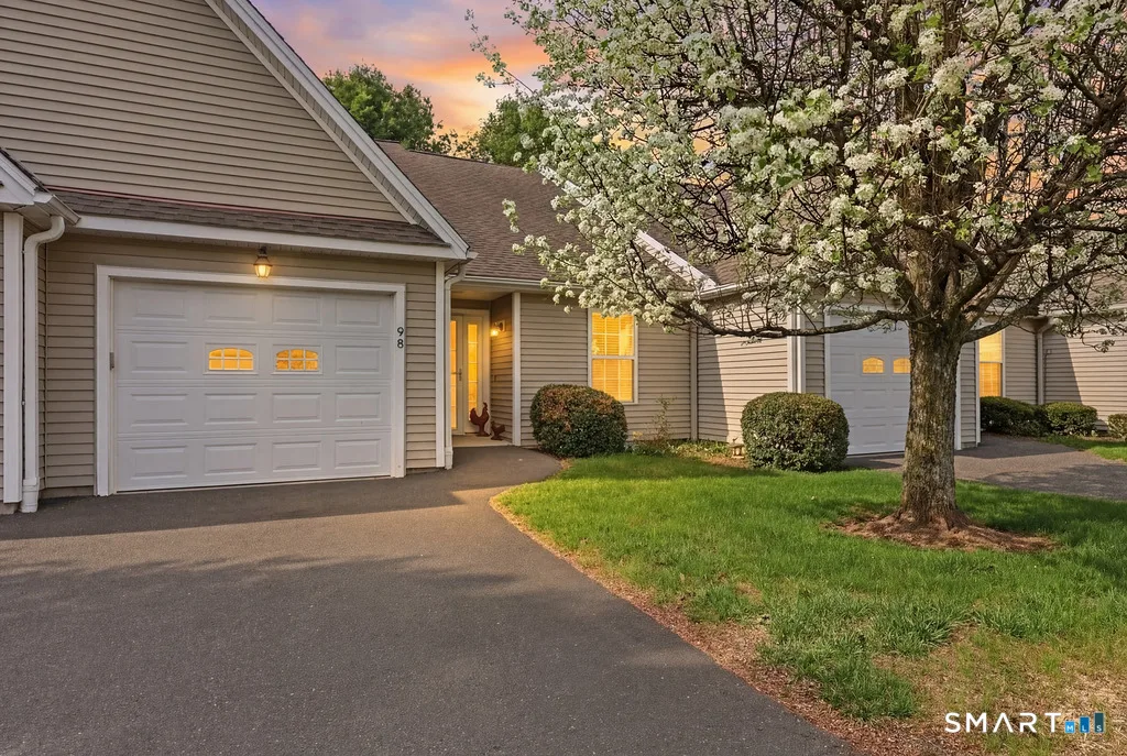 98 Haley Lane #98, Newtown, CT