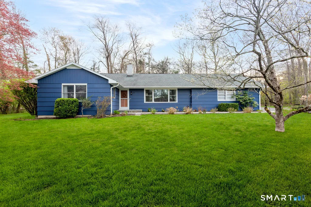 14 Elmcrest Drive, Danbury, CT