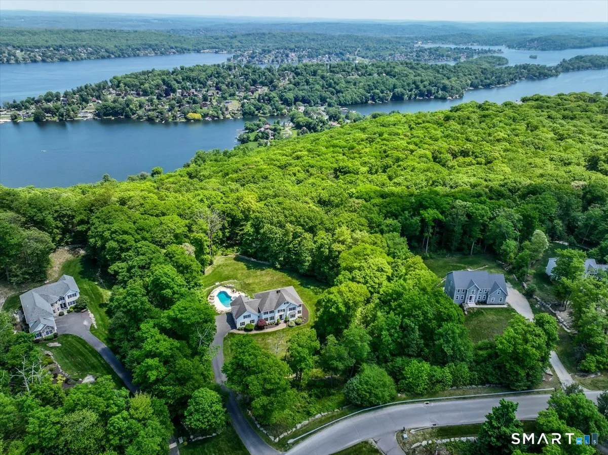 8 Rock Ridge Court, New Fairfield, CT