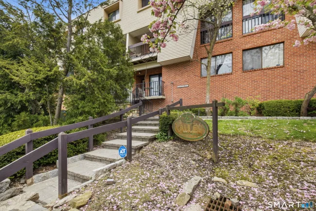 1 Valley Road #207