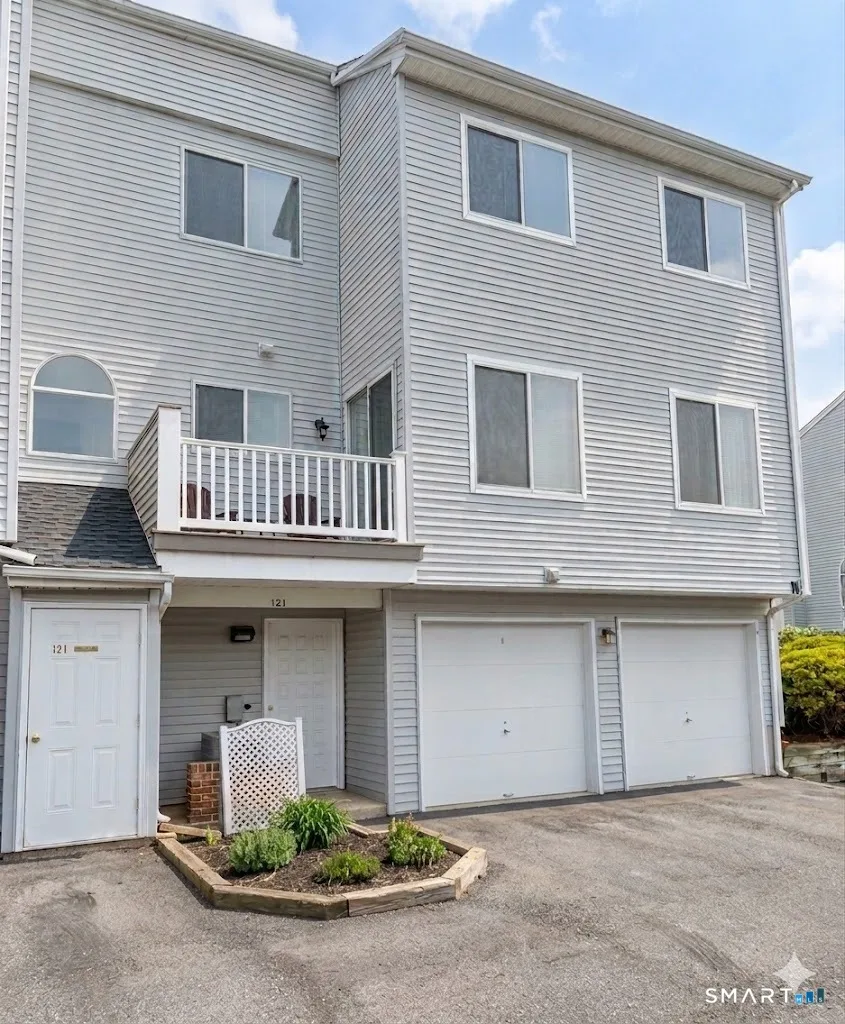 121 Staffordshire Common Drive #121, Wallingford, CT