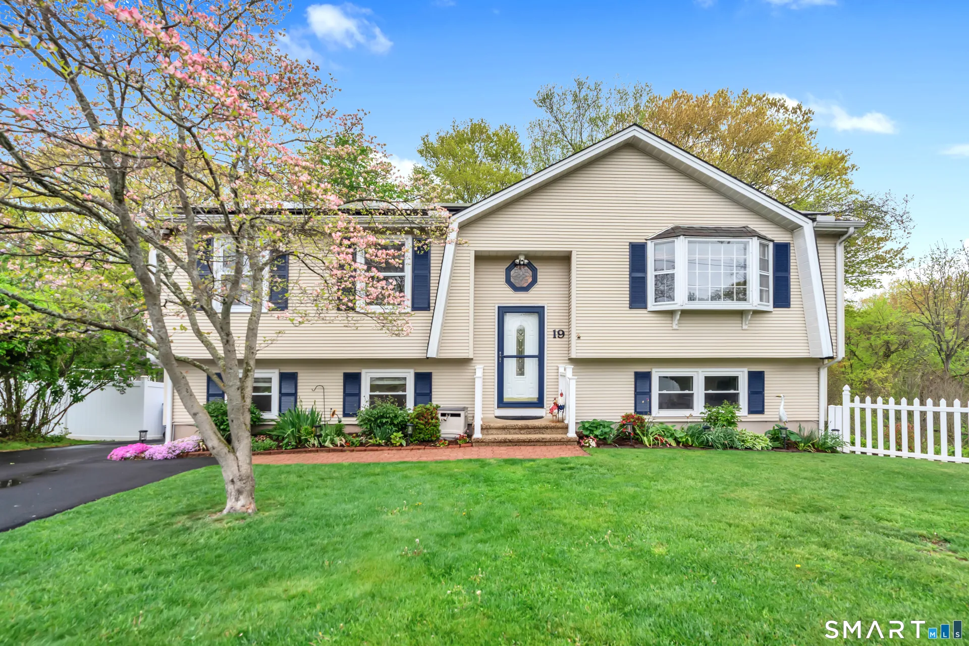 19 Robertson Drive, Hamden, CT