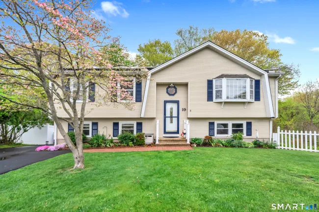 19 Robertson Drive, Hamden, CT