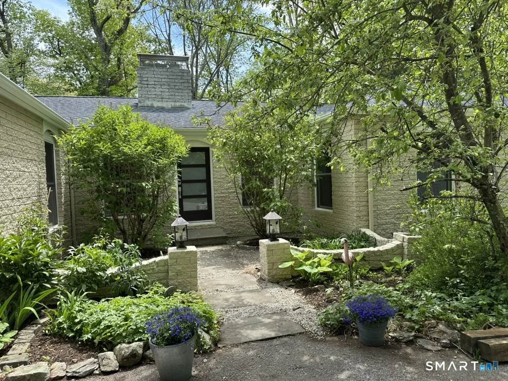 19 Timber Mill Circle, Stamford, CT