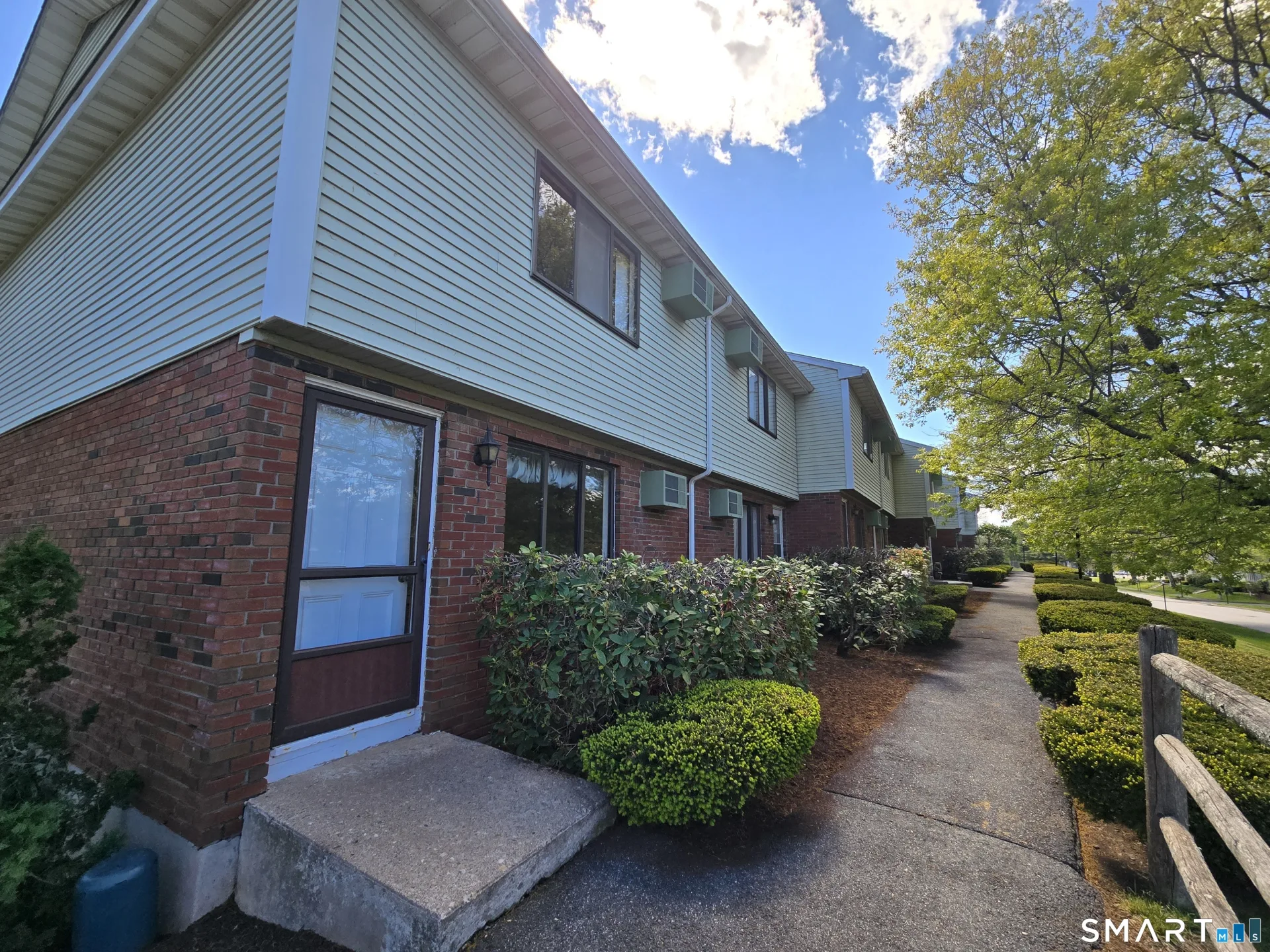 1 Churchill Way #1, Newington, CT