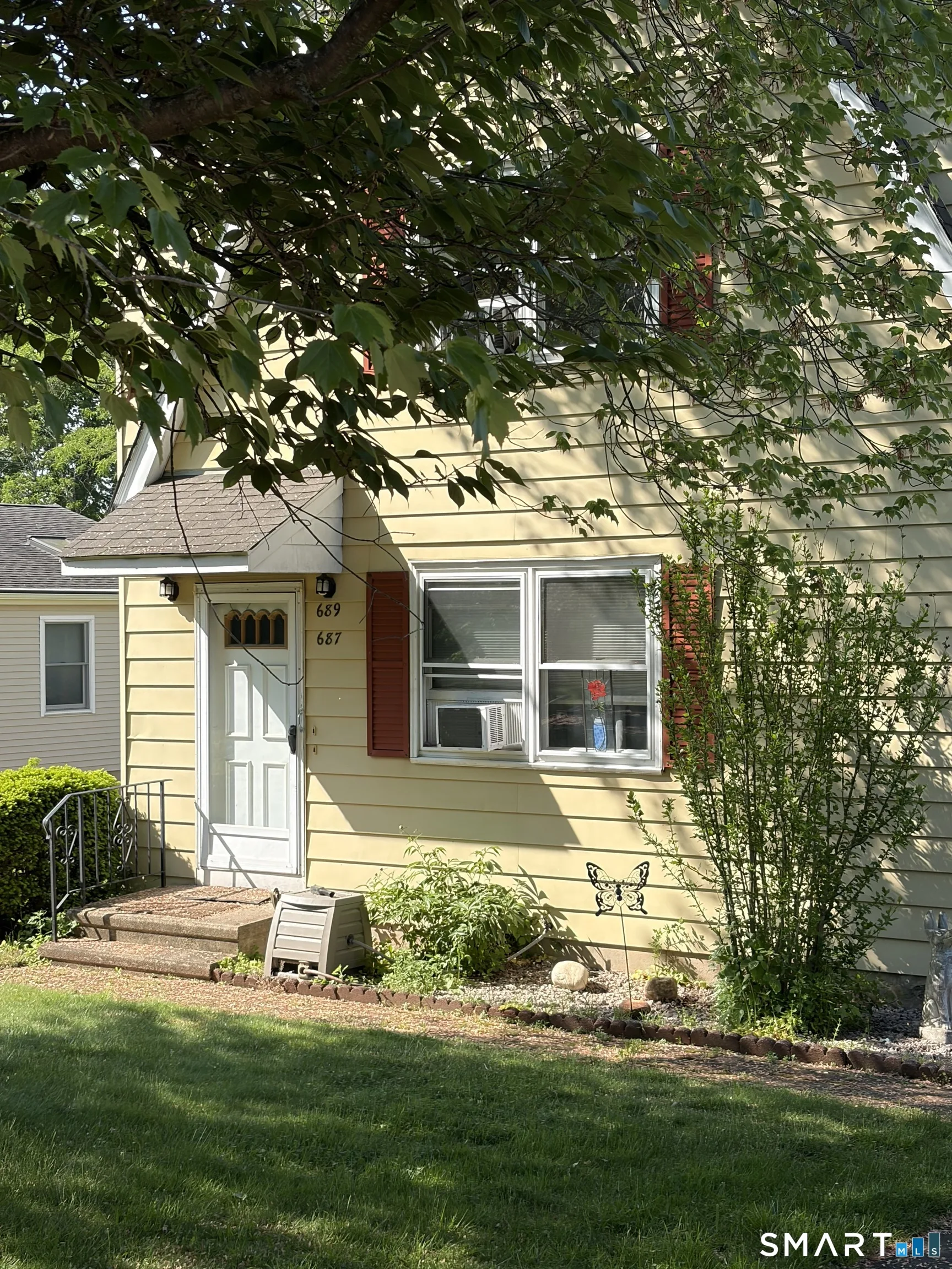 687-689 West Main Street, Branford, CT
