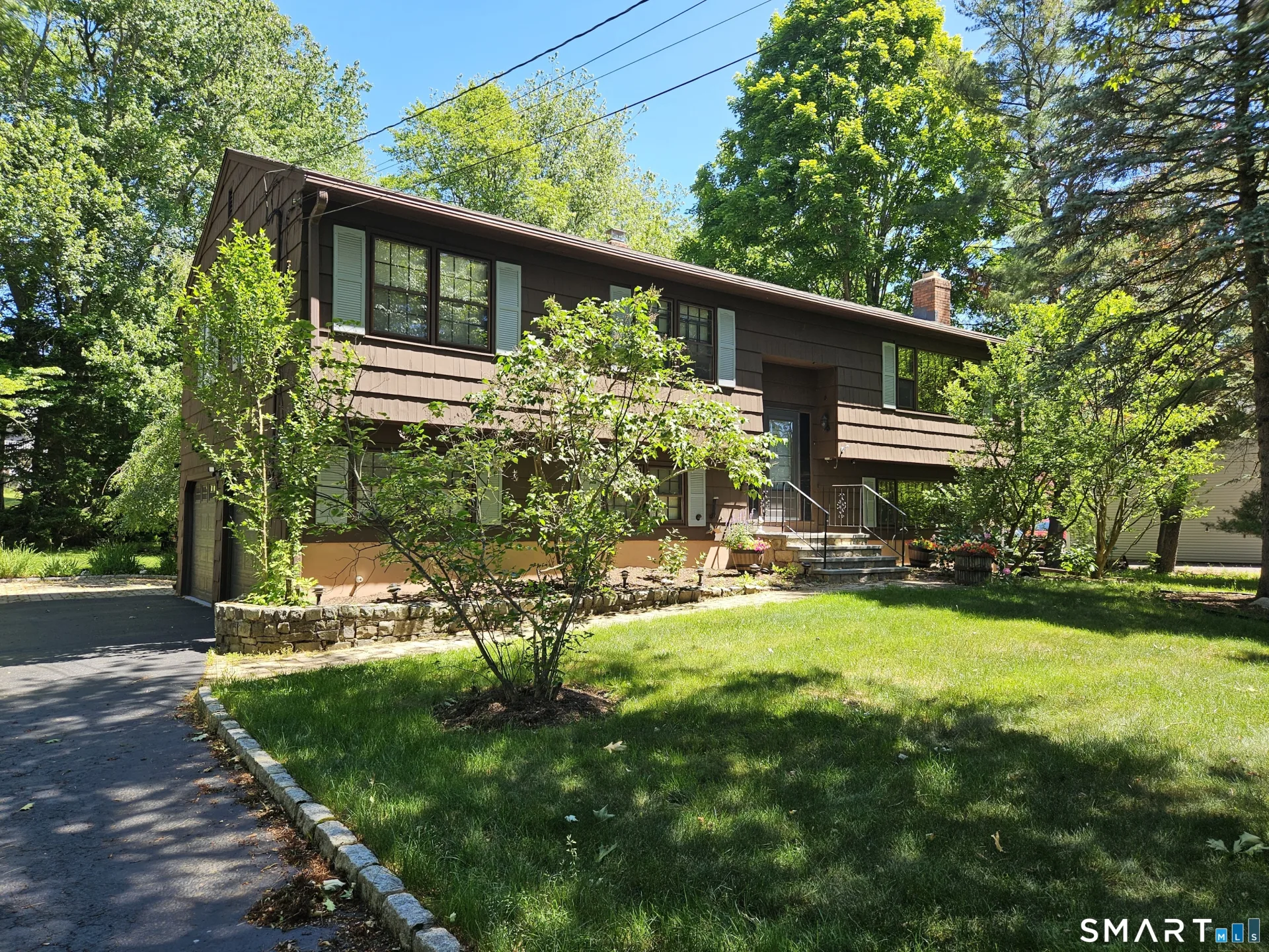 2010 Old Town Road, Trumbull, CT