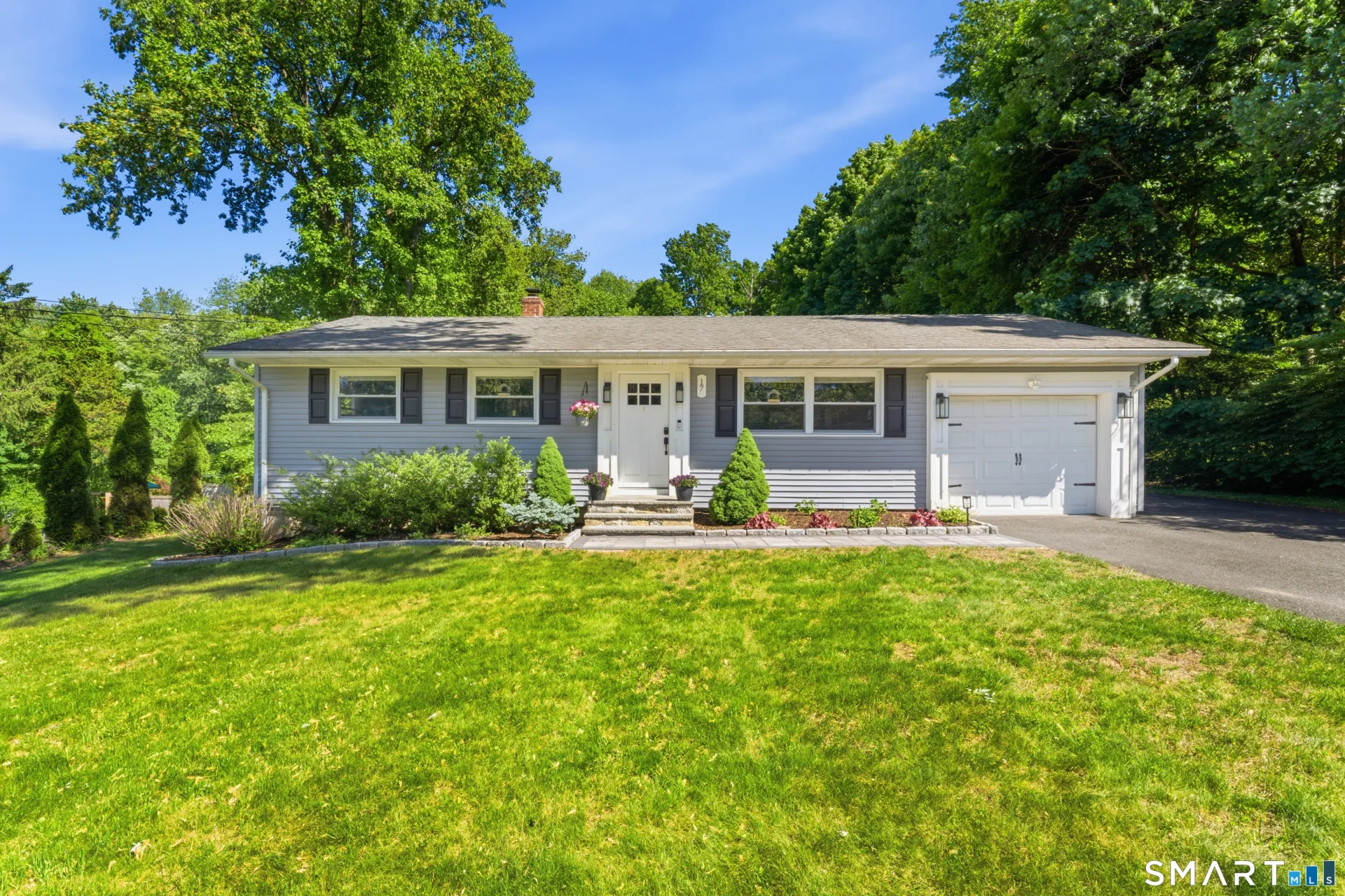 17 Greenbriar Lane, Newtown, CT