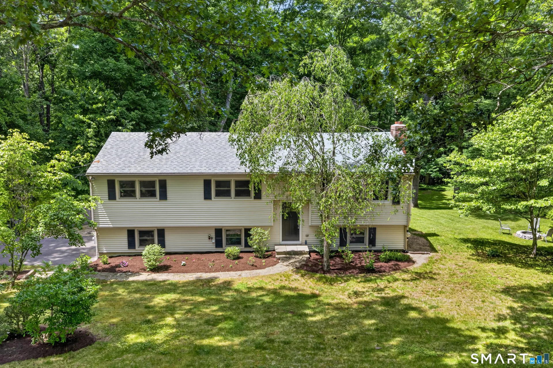 14 Deerfield Drive, Newtown, CT