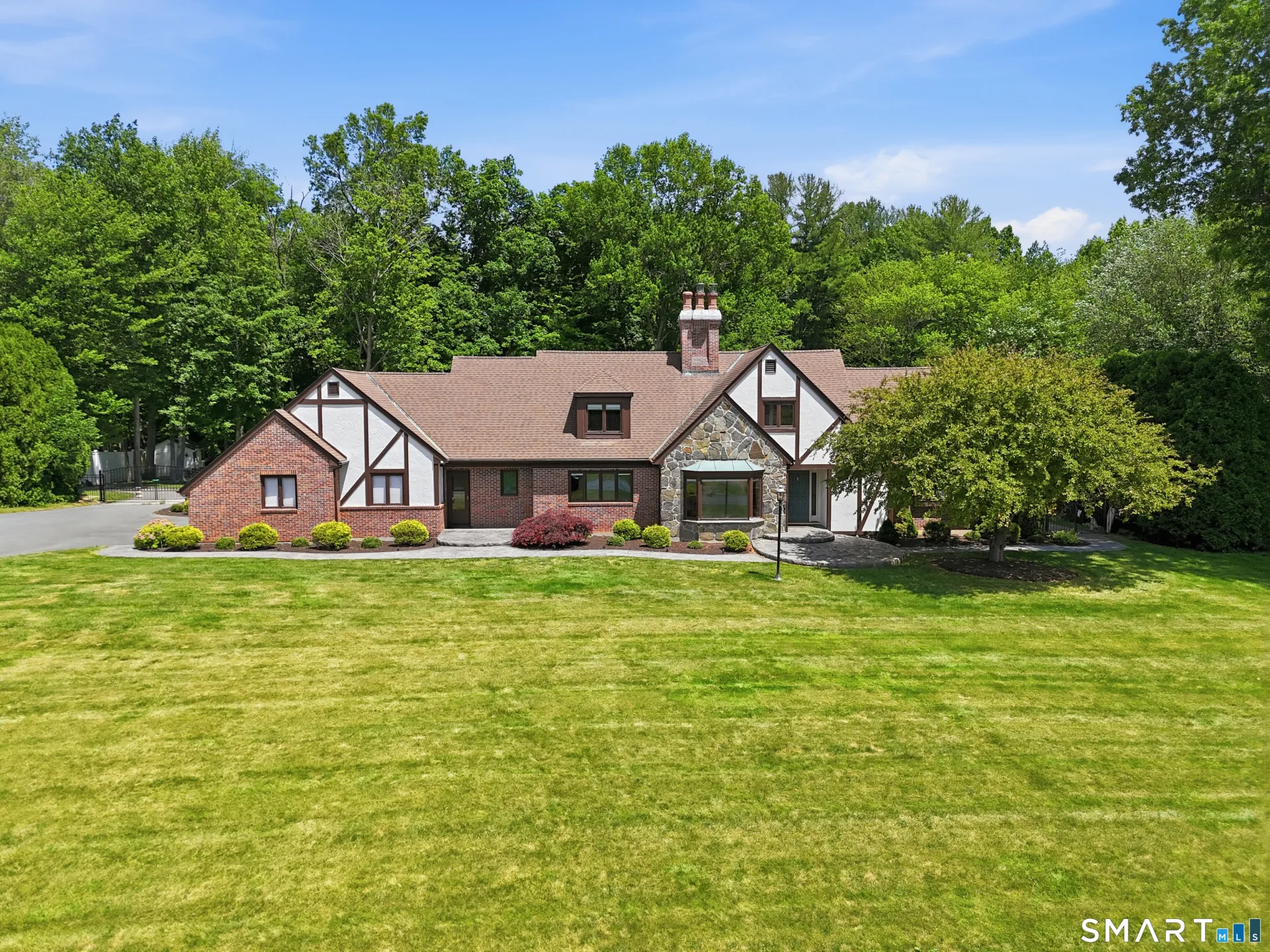 100 Somerwynd Lane, Suffield, CT