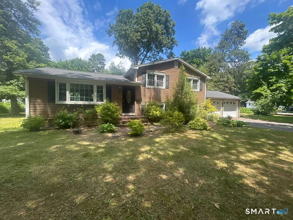 21 Larson Drive, North Haven, CT
