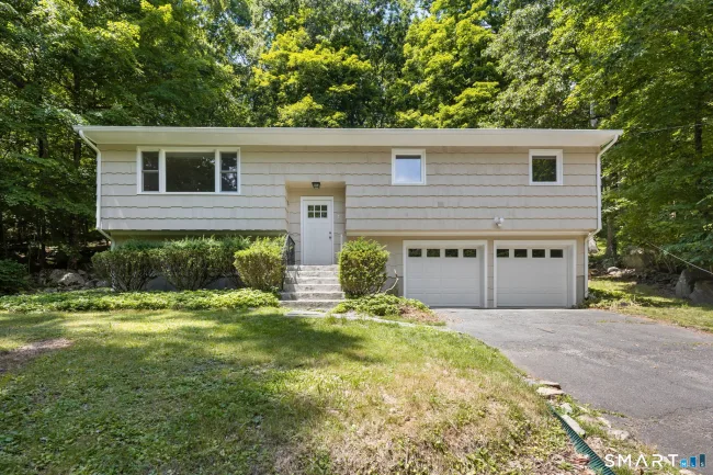 2 Oakwood Drive, New Fairfield, CT