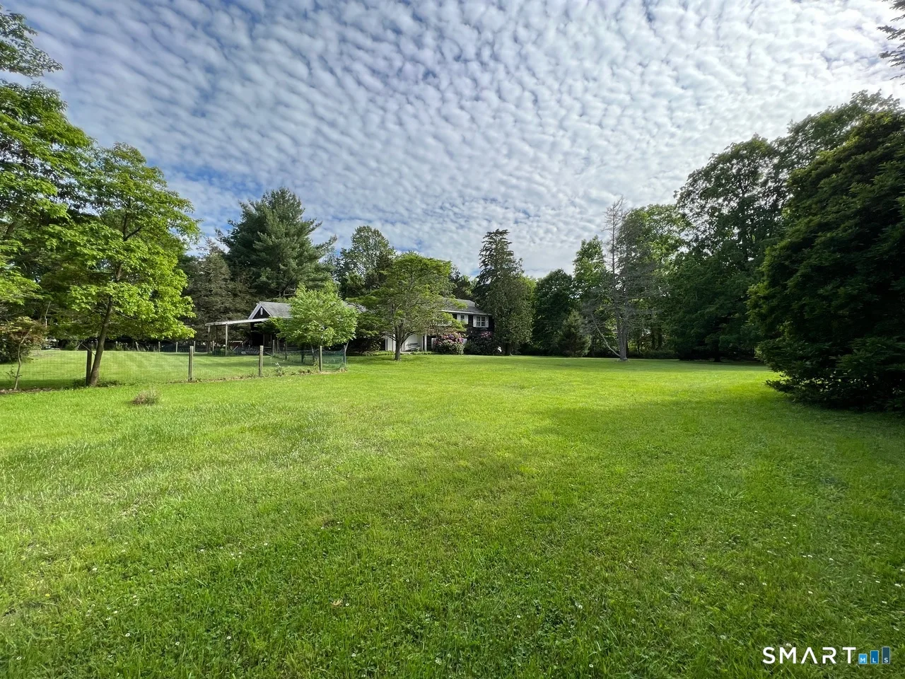 18 Briar Oak Drive, Weston, CT