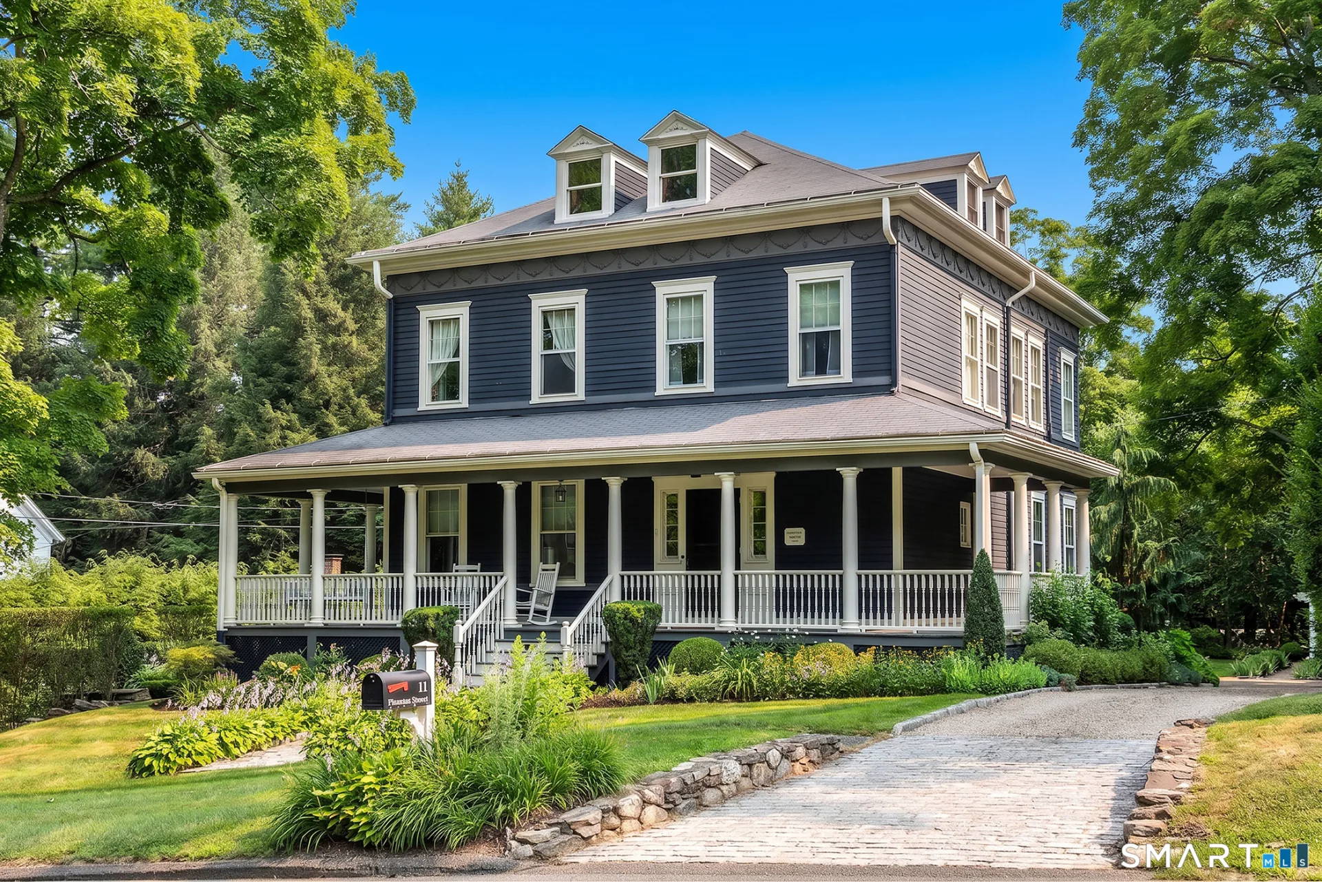 11 Pleasant Street, Woodbury, CT