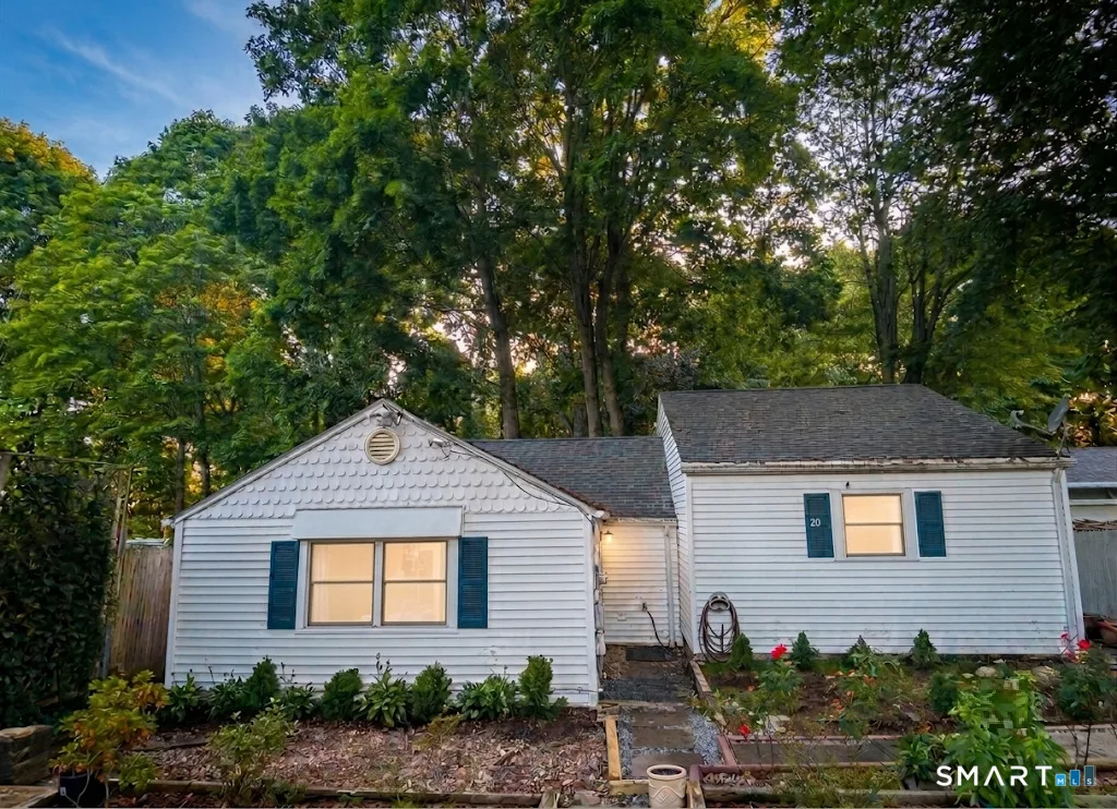 20 Pine Street, Waterford, CT