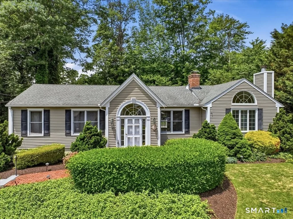 2 Brocketts Lane, Branford, CT