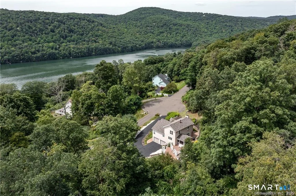 11 Squantz View Drive, New Fairfield, CT