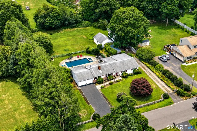 52 Lauderdale Drive