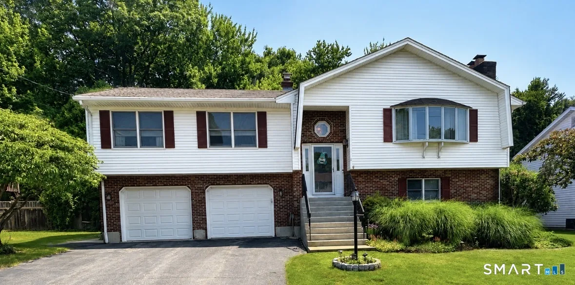 11 Middleway E, Waterbury, CT