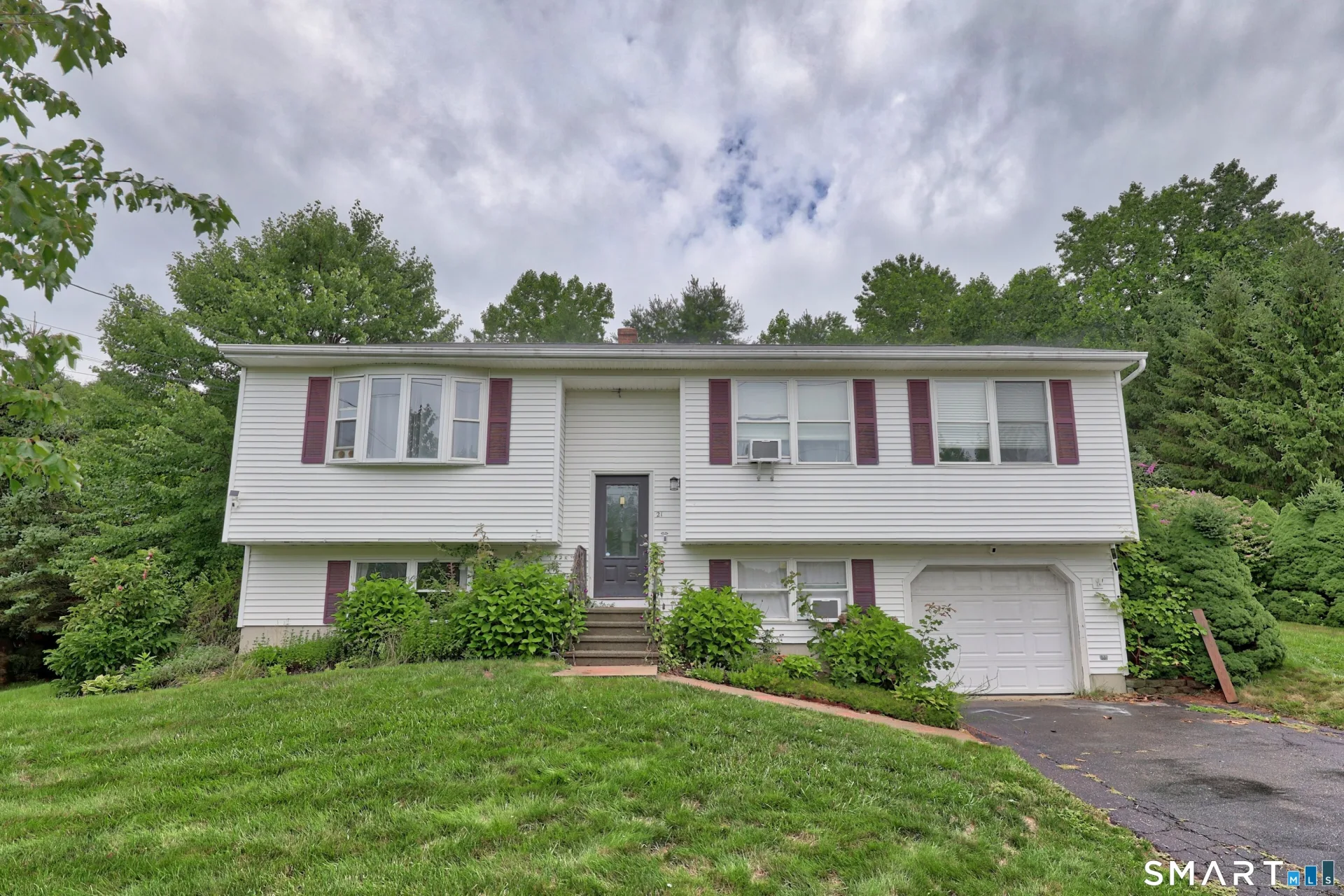 21 Applewood Lane, Naugatuck, CT
