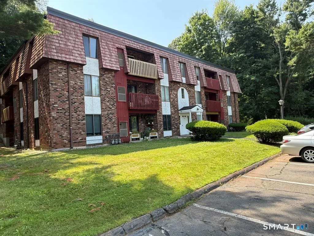 95 Woodsedge Drive #1B, Newington, CT