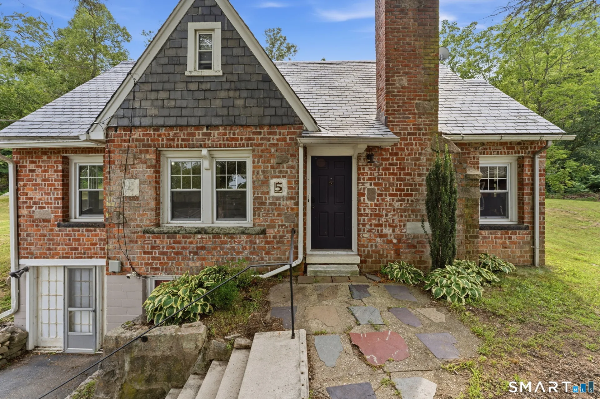 5 Richards Grove Road, Waterford, CT