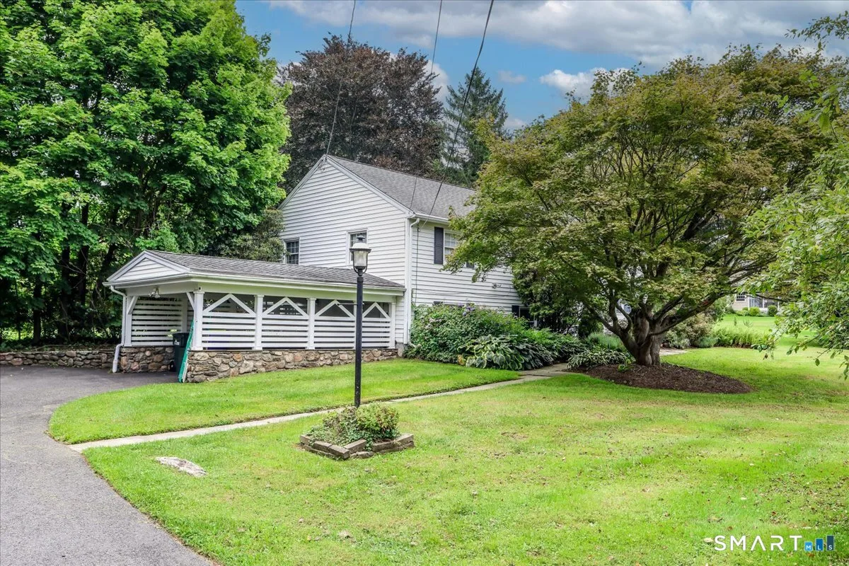4 Taunton Lake Drive, Newtown, CT