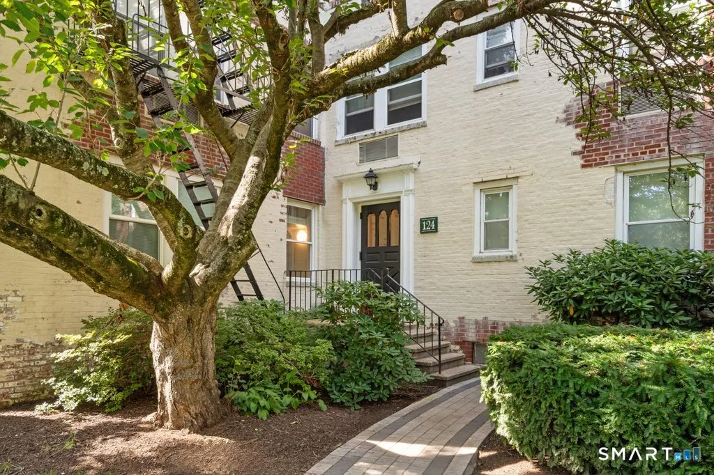 124 Woodside Green #3D, Stamford, CT
