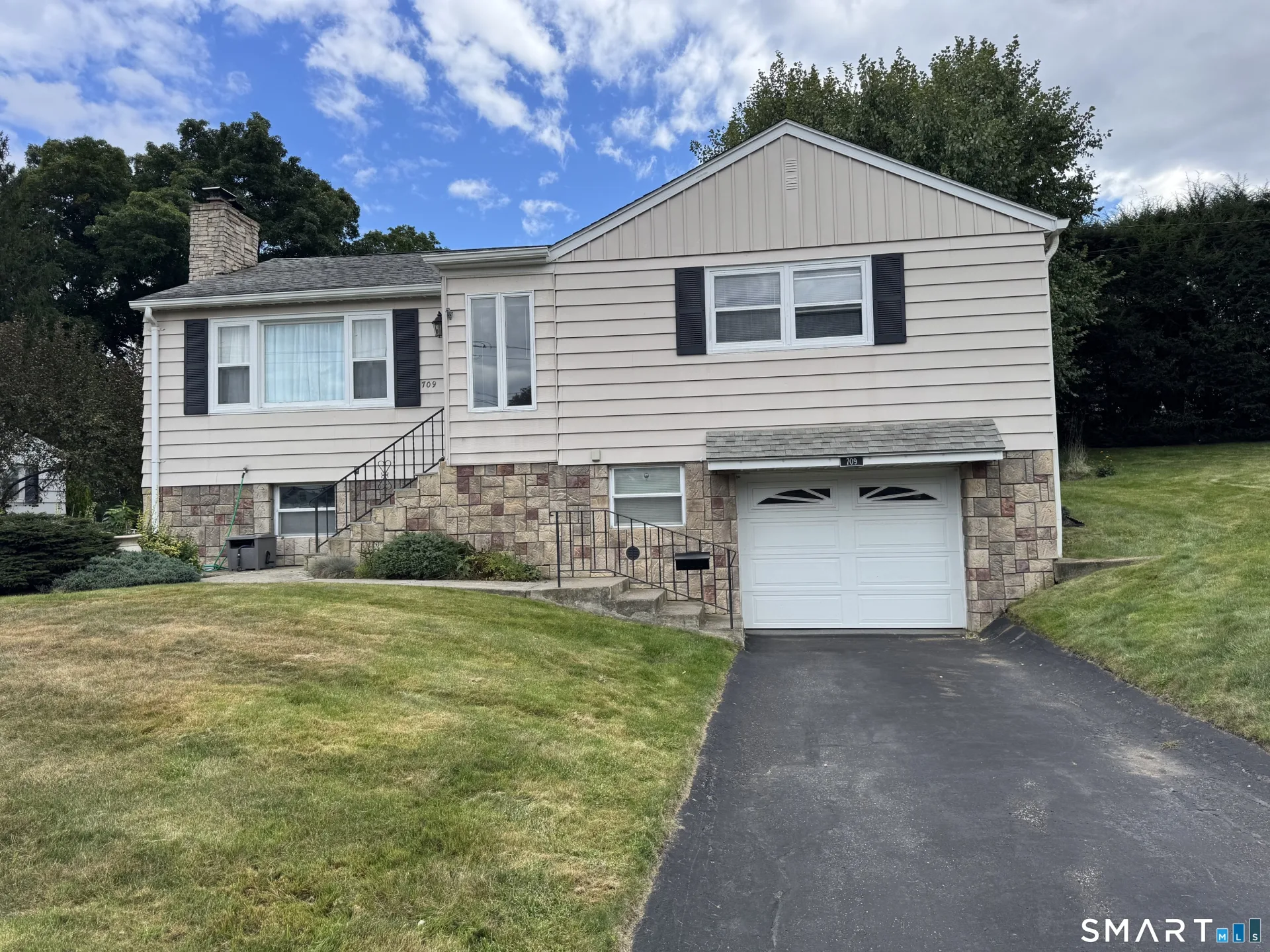 709 Bunker Hill Avenue, Waterbury, CT