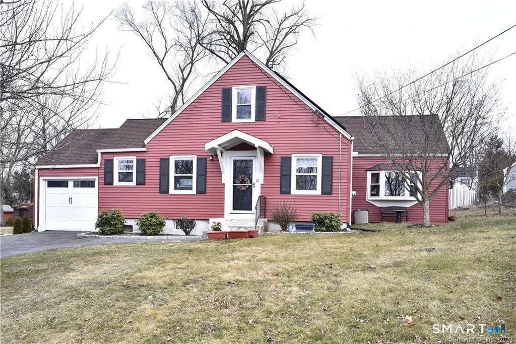 32 Barton Circle, North Haven, CT