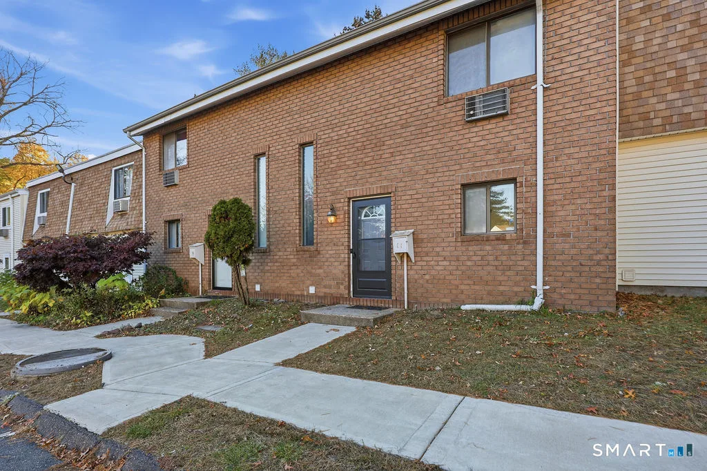 11 Sutton Place #11, Bloomfield, CT